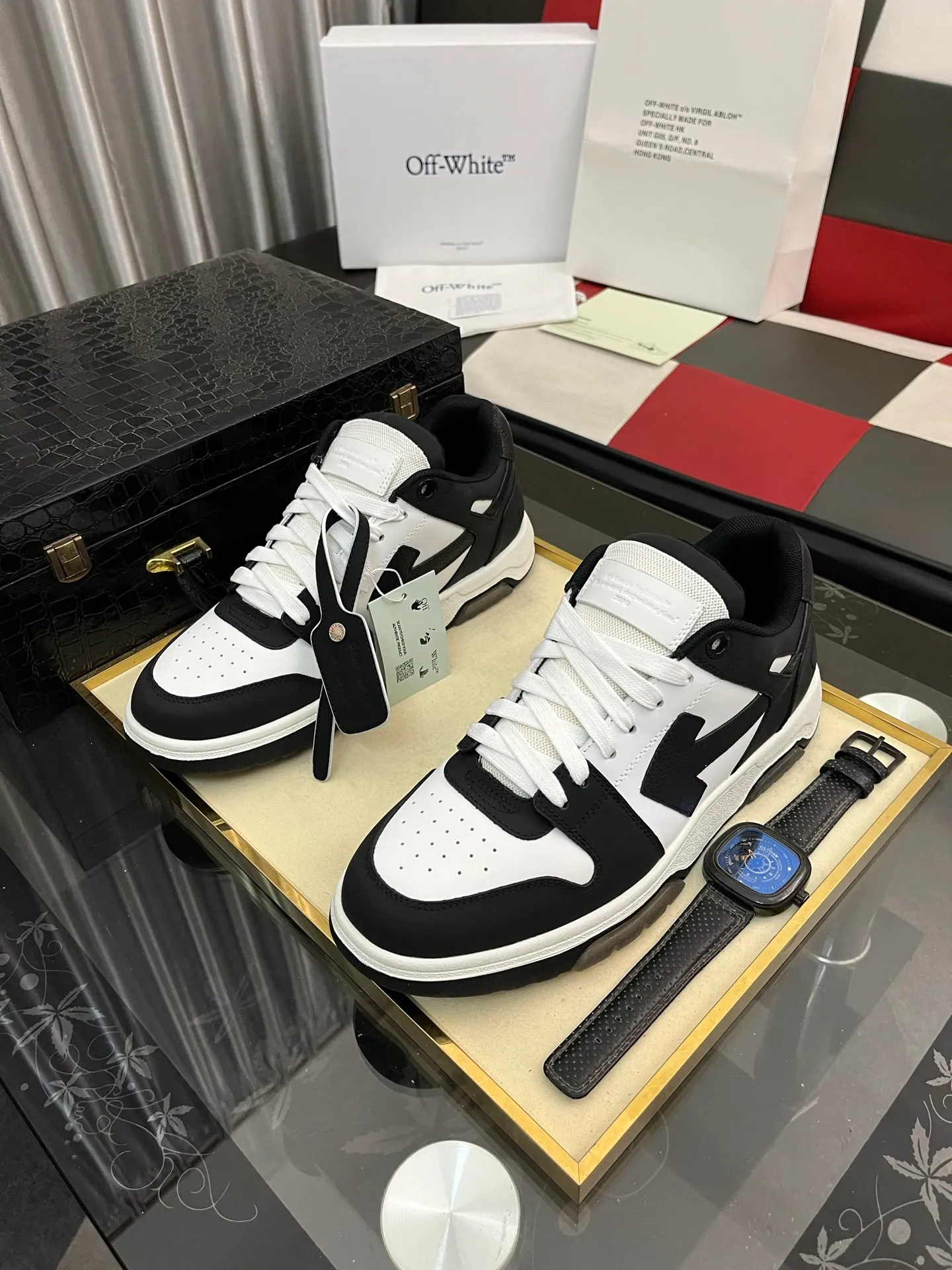 Men's shoes 💰600⌚️⌚️ OFF-White C/O VirGil Abloh fashionable and versatile casual shoes. Exclusive first release of the new model. Made of environmentally friendly cowhide leather and mesh fabric upper material. The insole is embedded with foam cushioning EVA material. The correct midsole is equipped with EVA lightweight cushioning. External tooth nail rubber outsole. The correct accessories can be customized simultaneously. Women's model: 35-40 Men's model: 39-45